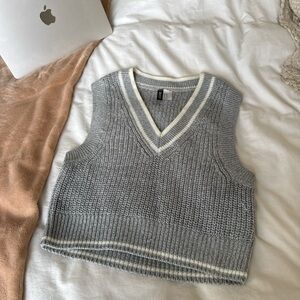 Source Unknown Gray V-Neck Knit Sweater Vest with Cream Trim